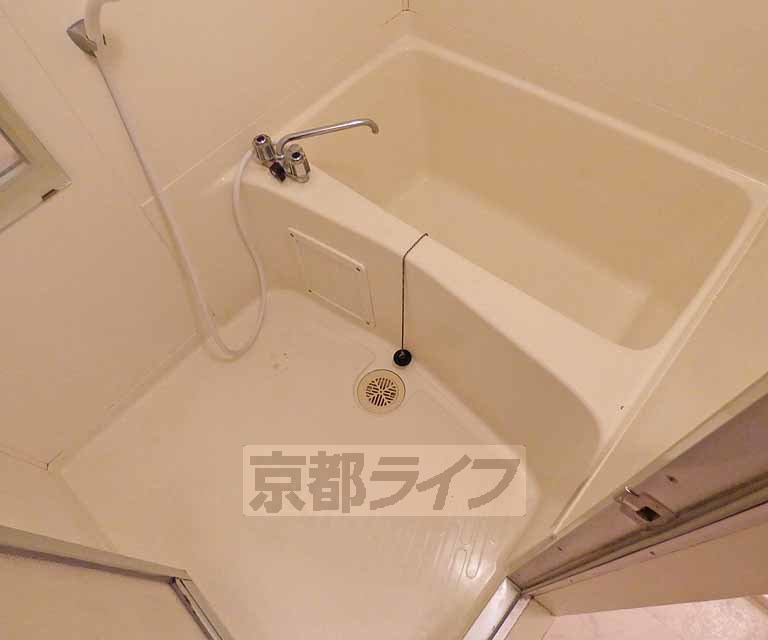 バス・シャワールーム　清潔感のあるバスルームです。