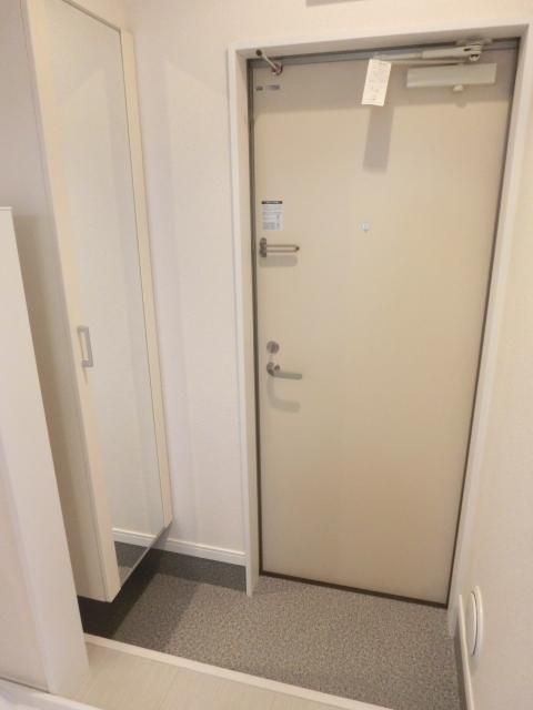 玄関　姿鏡つきの下駄箱完備
