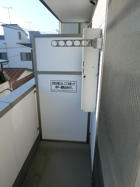 バルコニー　バルコニーもかなり広いです。ためすぎた洗濯物もまとめて干せま