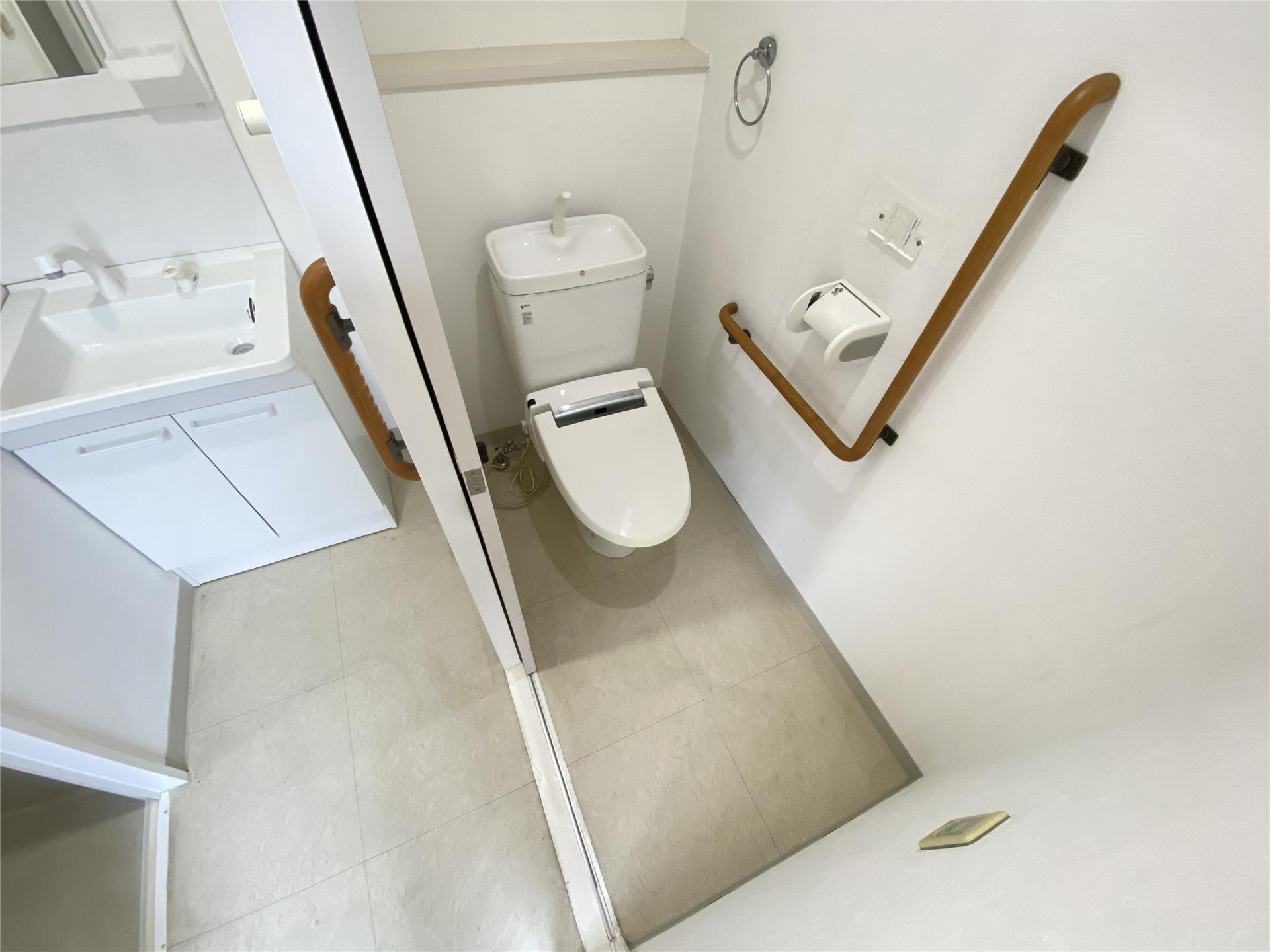 トイレ　ウォシュレット付きの洋式トイレです♪