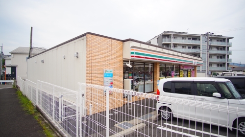 コンビニ　セブンイレブン直方王子団地前店（コンビニ）まで68m