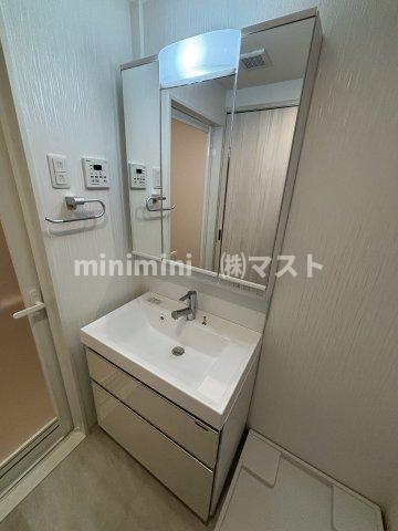 洗面設備　※偶数階は茶系のお部屋です。