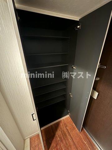 玄関　※偶数階は茶系のお部屋です。