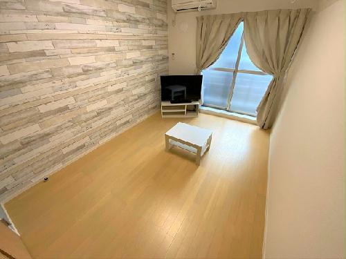 居室・リビング　壁紙が部屋によって異なります。