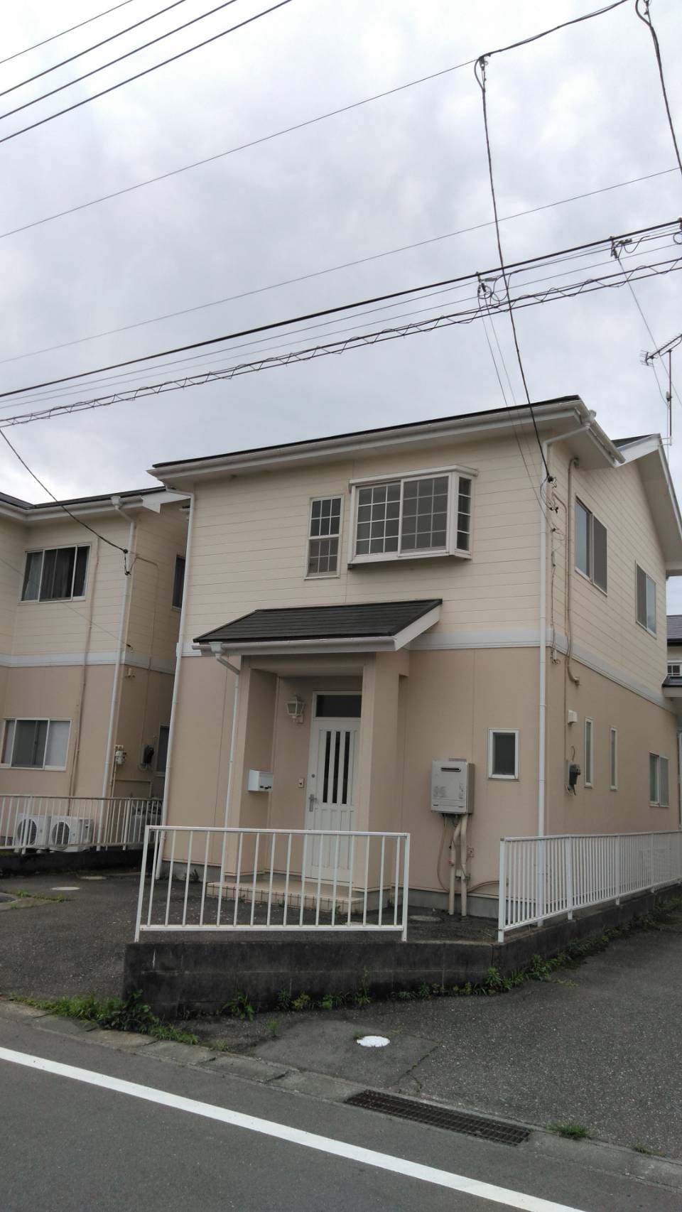 建物外観　外壁塗り替え明るい住宅になりました