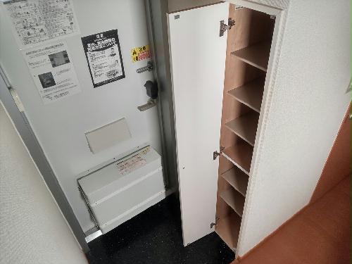 玄関　備品や設備仕様は号室等により異なります。現地をご確認下さい。