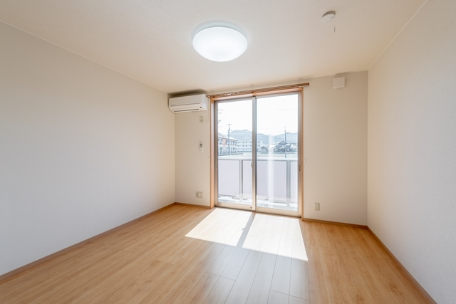 居室・リビング　南向きの明るいお部屋は広々10帖◎