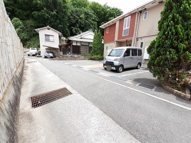 【江田島市江田島町江南のアパートの駐車場】