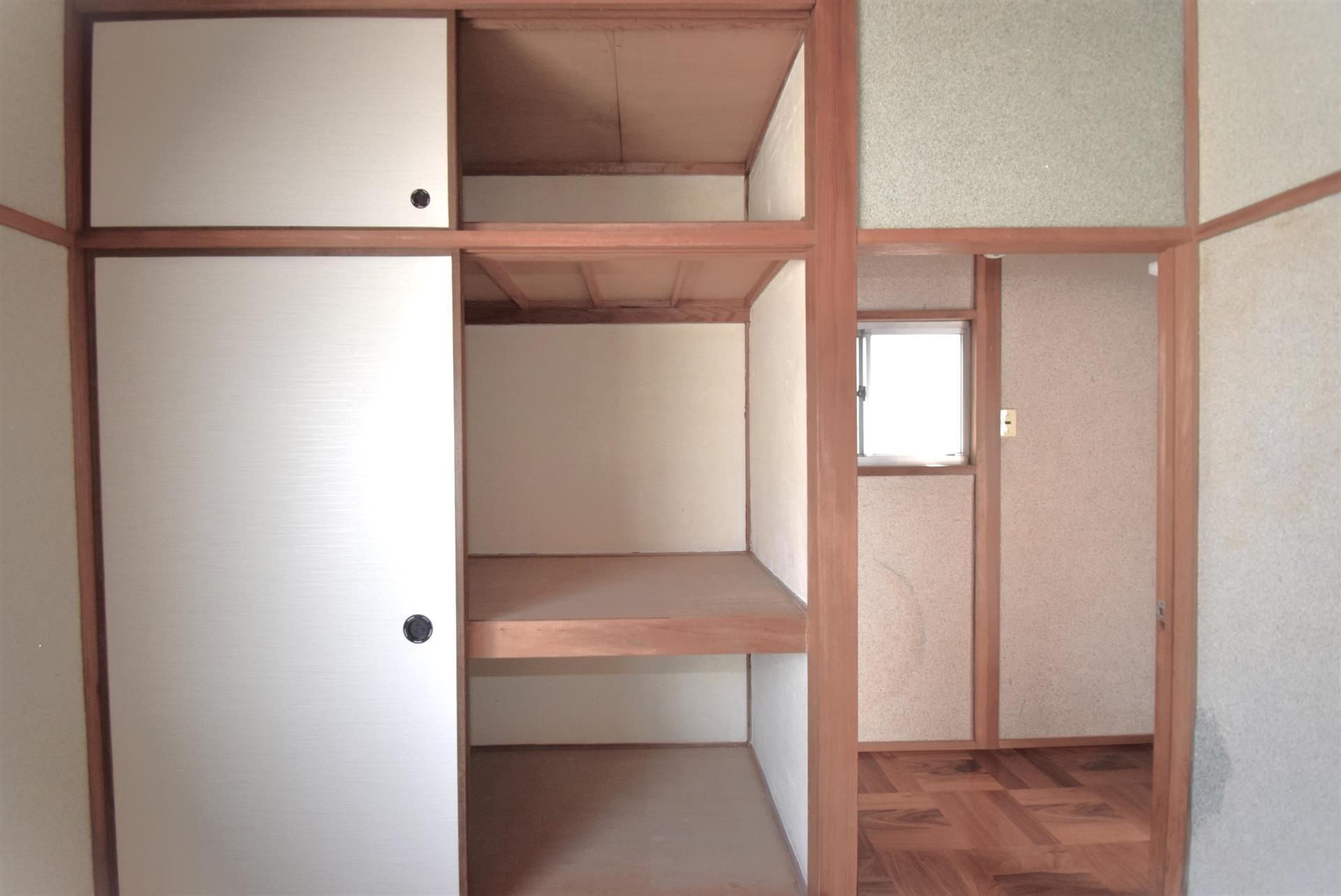 収納　各部屋に大きな押入があります。