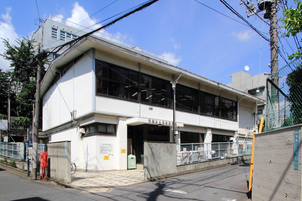 図書館　中野区立本町図書館（図書館）まで688m
