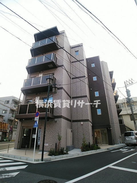 横浜市神奈川区六角橋のマンションの建物外観