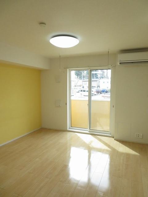 居室・リビング　日当たり良好で明るいお部屋です。