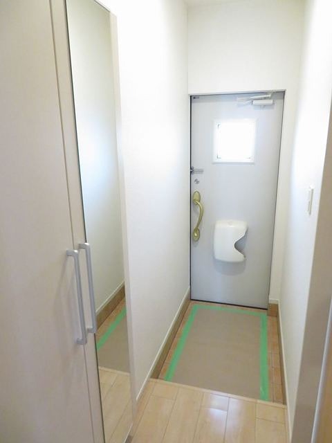 玄関　鏡付きのシューズボックスです。