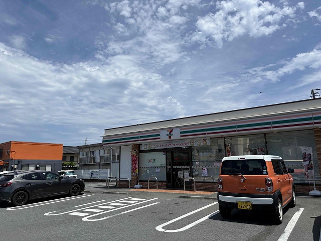 コンビニ　セブンイレブン伊東吉田店（コンビニ）まで600m
