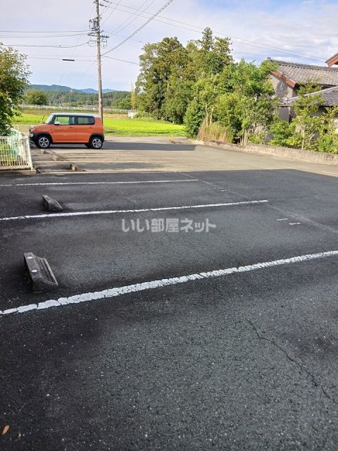 【新城市富永のアパートの駐車場】