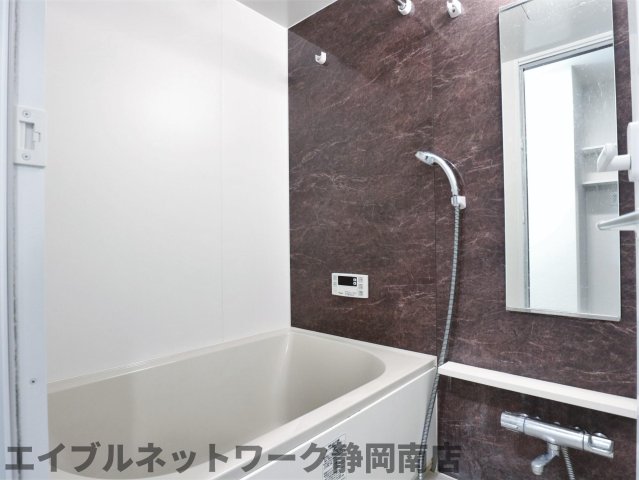 バス・シャワールーム　コンパクトで使いやすいお風呂です