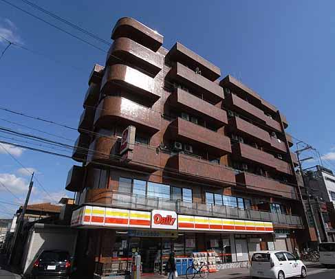 京都市南区東九条宇賀辺町のマンションの建物外観