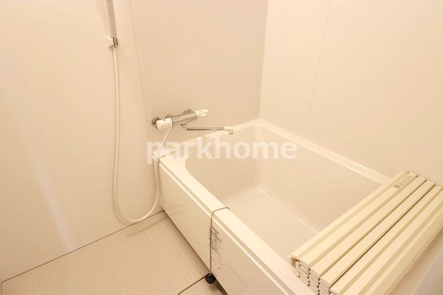 バス・シャワールーム　落ち着いた空間のお風呂です ※間取り反転の場合がございます