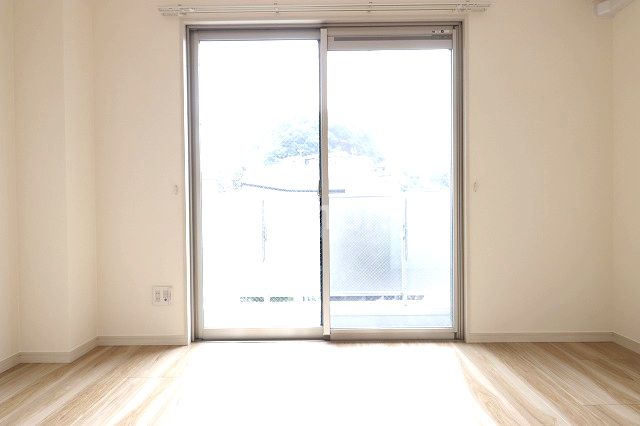 居室・リビング　スタンダードな洋室です ※間取り反転の場合がございます