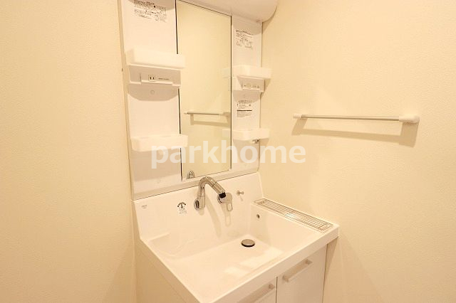 洗面設備　独立洗面化粧台付き ※間取り反転の場合がございます