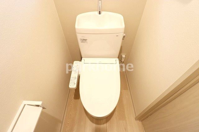 トイレ　清潔感のあるトイレです ※間取り反転の場合がございます