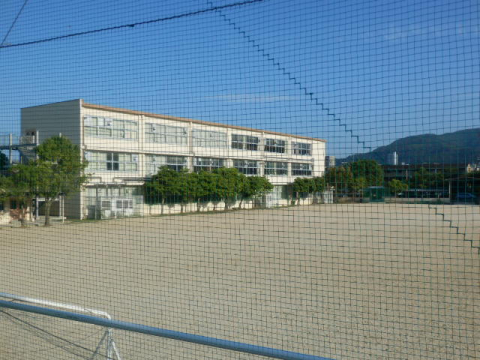中学校　大津市立皇子山中学校（中学校）まで451m