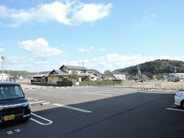 【セゾン花の木Ａ棟（北館）の駐車場】