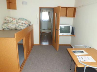 居室・リビング　短期契約の場合、布団が付きます。