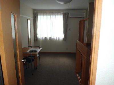 居室・リビング　グレーのカーペット敷きの居室です。