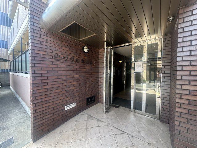 【大阪市西成区天下茶屋のマンションのエントランス】