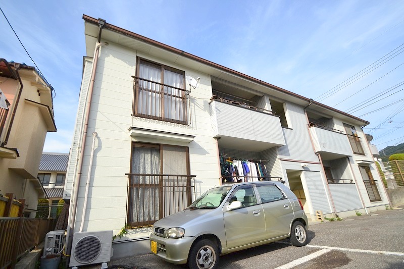 安芸郡府中町本町のアパートの建物外観