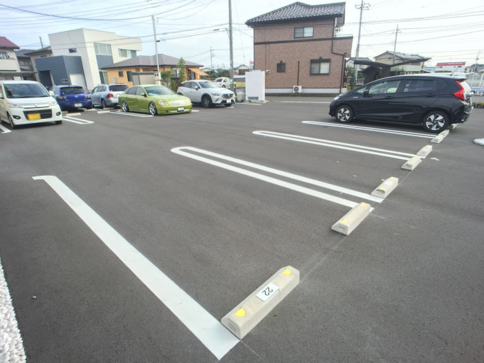 【シャティグレ弐番館の駐車場】