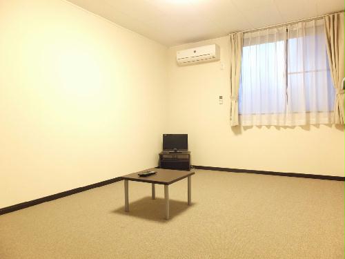 居室・リビング　１Ｆフローリング　２Ｆカーペット敷きとなります。