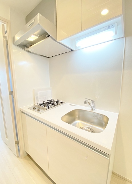 キッチン　２口ガスキッチン・横に冷蔵庫置き場