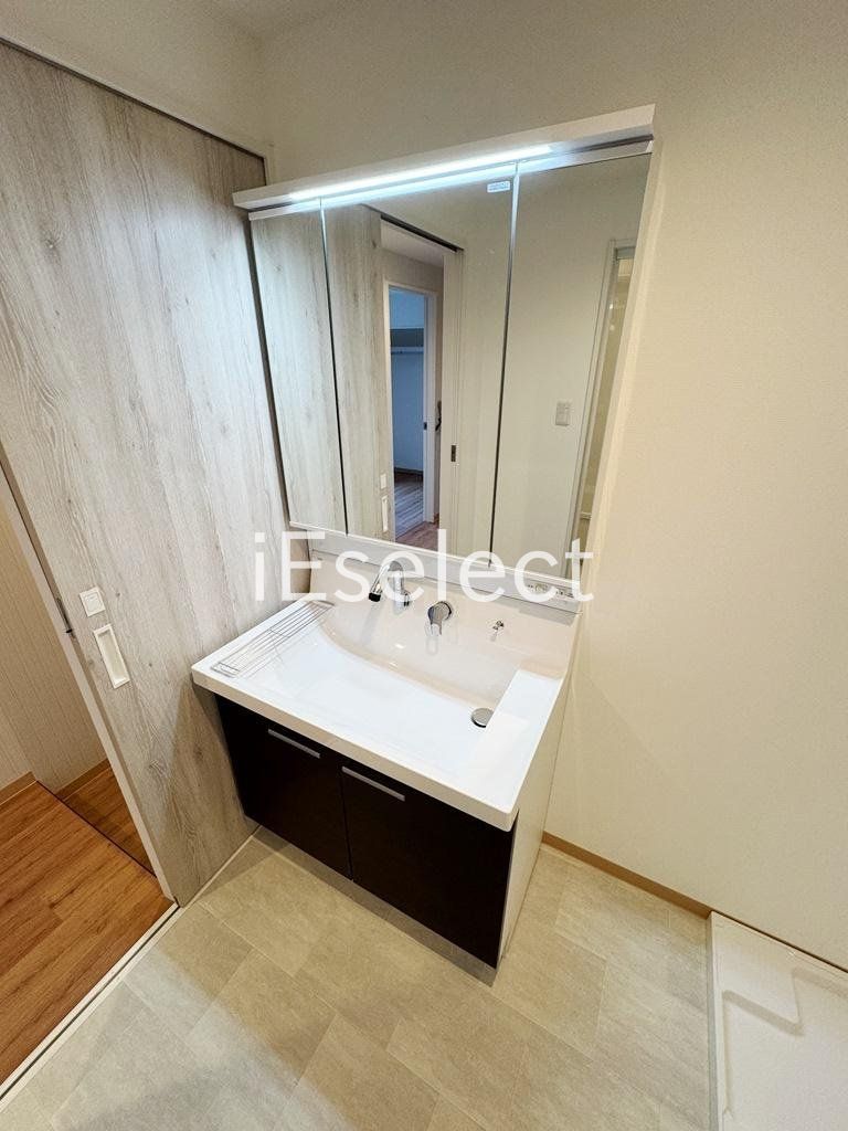 洗面設備　使いやすい照明付きの独立洗面台です