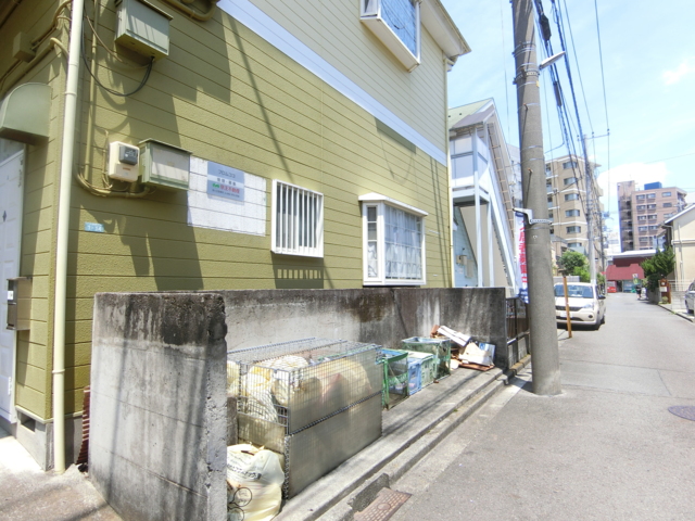 エントランス　入居者専用のごみ捨て場は分別可能です