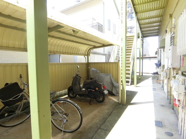 その他共有部分　屋根付きの駐輪場もあります
