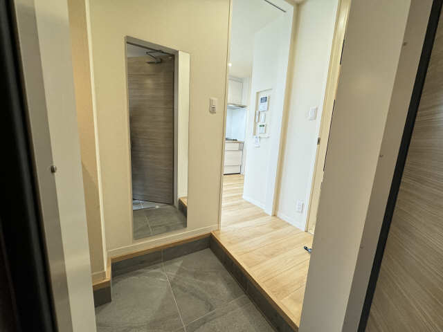 玄関　姿見でお出掛け前のチェック