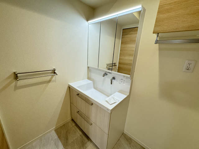 洗面設備　幅広の三面鏡洗面台