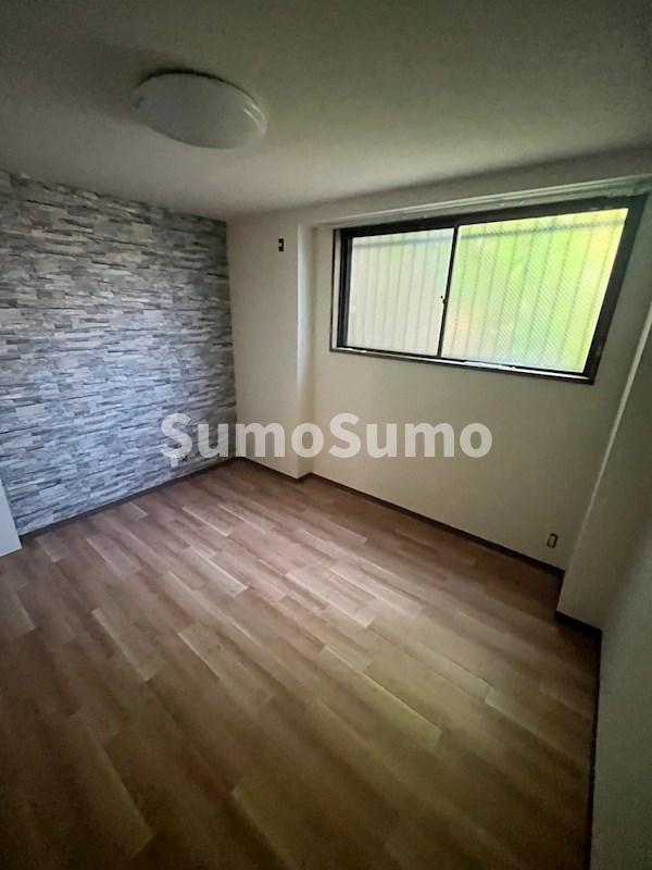 その他部屋・スペース　落ち着いた色調の寝室です