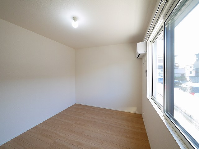 その他部屋・スペース　広くて明るい寝室