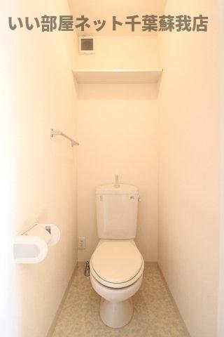 トイレ　落ち着いた色調のトイレです