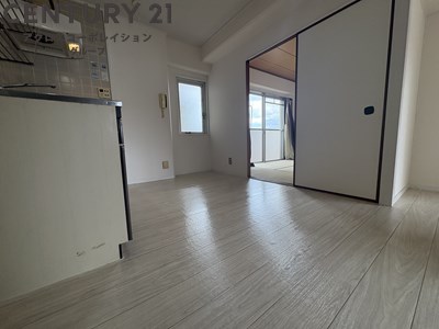 居室・リビング　床色が明るい色合いでとても綺麗です