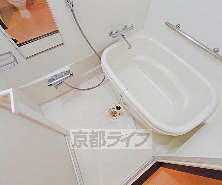 バス・シャワールーム　清潔感のあるバスルームです。