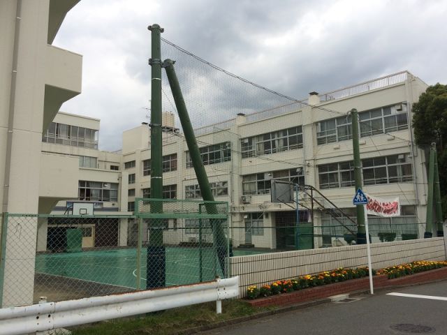 中学校　横浜市立日吉台西中学校（中学校）まで548m