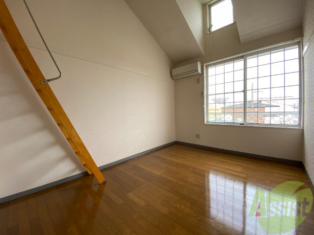 居室・リビング　６帖の洋室です。奥行きがあり使い易そうですね。