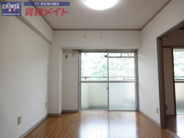 居室・リビング　隣に続いたお部屋があるので使いやすいです。