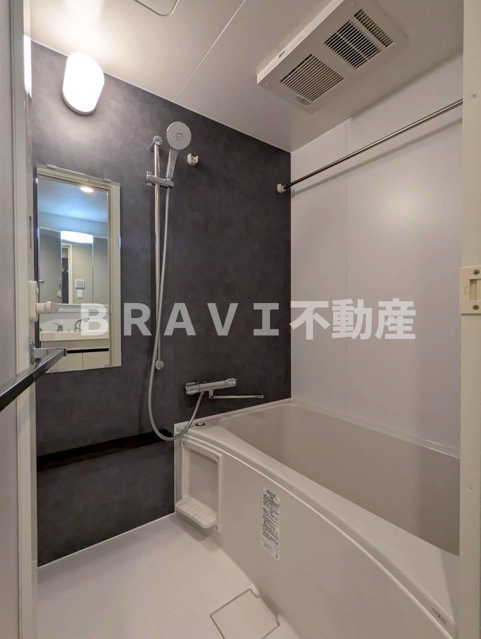 バス・シャワールーム　シックなカラーのお風呂