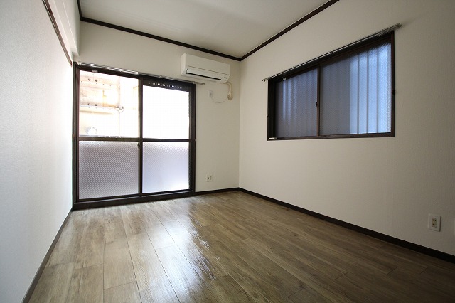 居室・リビング　同物件、別号室のものです。