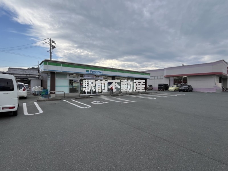 コンビニ　ファミリーマートグリーンランド通り店（コンビニ）まで400m